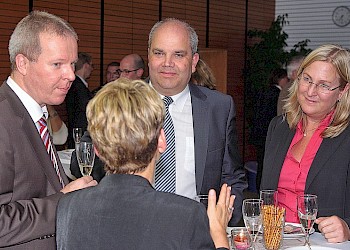 Karin Zettler (mit Rücken zum Bild) im Gespräch mit AbsolventInnen; Foto: BIS LU