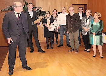 Die BIS-Studiengangleiter Prof. Dr. Wasmayr und Prof. Dr. Unger, sowie die BIS-Mitarbeiterinnen Gabriele Dietzer und Karin Zettler mit BIS Bachelor AbsolventInnen von 2017; Foto: BIS LU