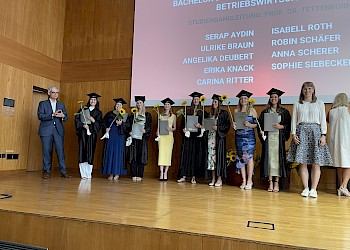 AbsolventInnen und Studiengangleitung, Prof. Dr. Maya Tettenborn, des Studiegangs BIS; Foto: FB II HWG LU